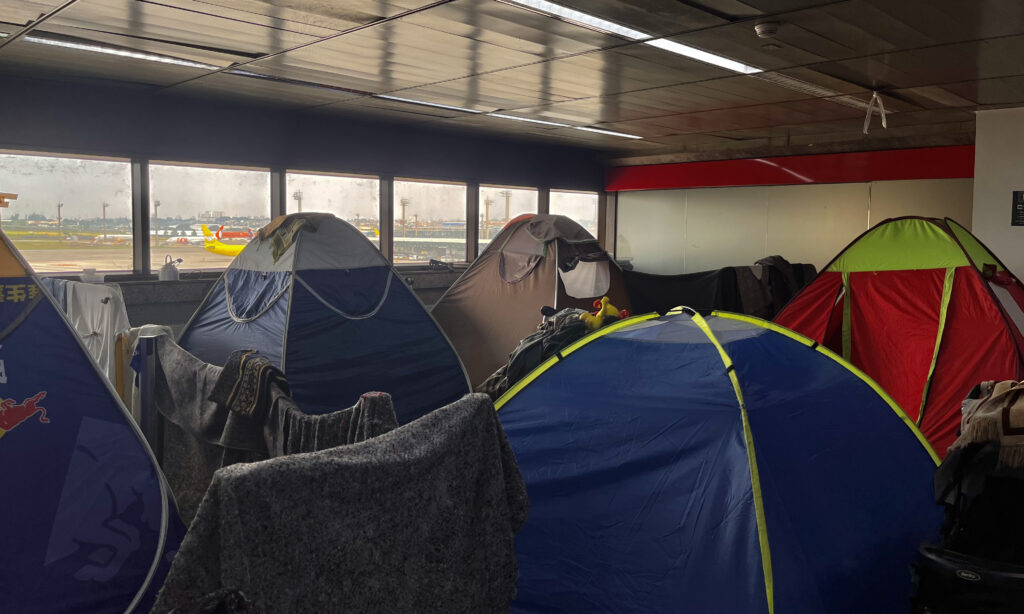 A vista das barracas dá direto para o pátio de aeronaves. (Crédito: Giovanna Carvalho)